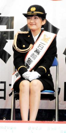 　一日警察署長を務めた山田まりや＝東京・品川駅東口ふれあい広場