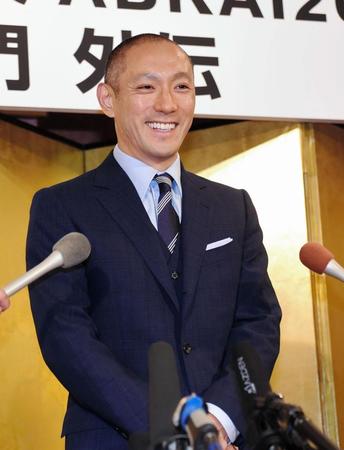 囲み会見で笑顔を見せる市川海老蔵＝ヒルトン東京（撮影・開出牧）