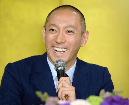 会見では笑顔を見せた市川海老蔵＝都内