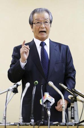 　都庁で記者会見する浜渦武生元東京都副知事＝10日午後