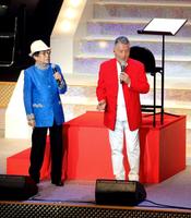 　サプライズゲストとして駆けつけた浜村淳氏（左）とトークする中村泰士氏＝大阪市内