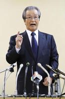 　都庁で記者会見する浜渦武生元東京都副知事＝10日午後