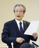 　厳しい表情で記者の質問に答える浜渦武生元東京都副知事＝10日午後、都庁