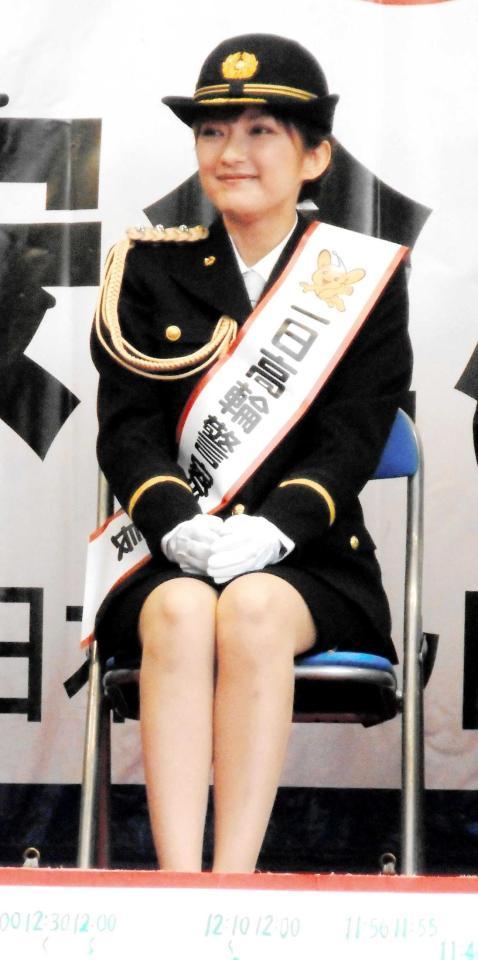 　一日警察署長を務めた山田まりや＝東京・品川駅東口ふれあい広場