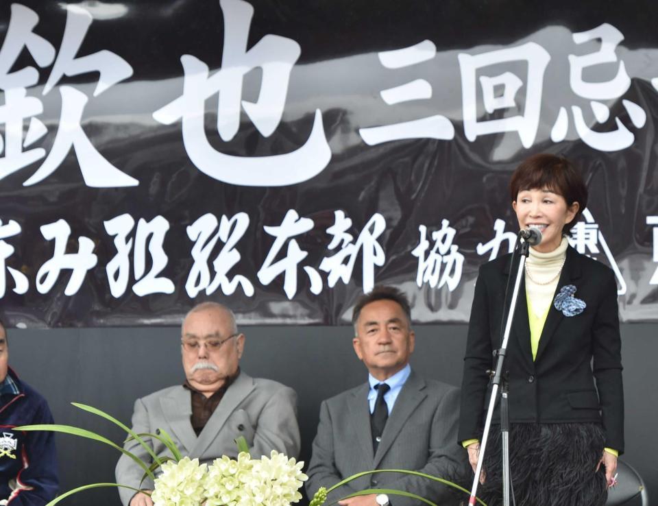 　愛川欽也さん三回忌のイベントであいさつするうつみ宮土理（右）中央はせんだみつお＝相模原市