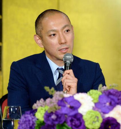 　会見で質問に答える市川海老蔵＝ヒルトン東京（撮影・開出牧）