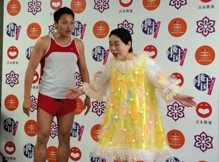 地元について語るサバンナ・八木真澄（左）と今くるよ＝吉本興業大阪本社