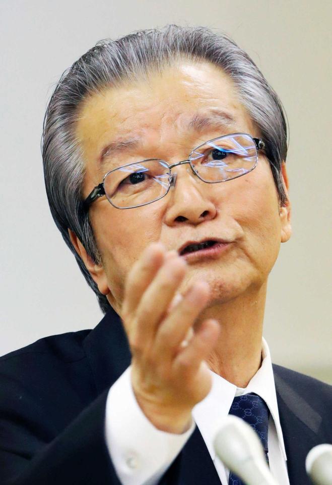 記者会見する浜渦元副知事