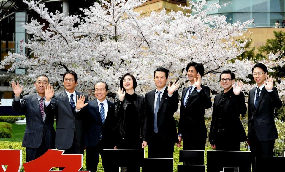 　満開の桜を背に記念写真に納まる（左から）でんでん、大杉漣、小日向文世、天海祐希、田中哲司、速水もこみち、鈴木浩介、大倉孝二＝テレビ朝日（撮影・棚橋慶太）