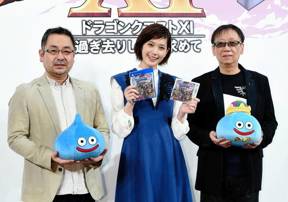 イベントで記念撮影に納まる（左から）プロデューサーの齊籐陽介氏、本田翼、ゲームデザイン＆シナリオの堀井雄二氏＝マンダリンオリエンタル東京（撮影・開出牧）