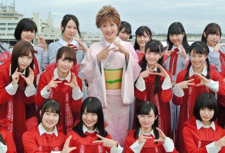 ＮＧＴ４８のＣＤデビューのお祝いに駆けつけた小林幸子＝新潟・みなとぴあ