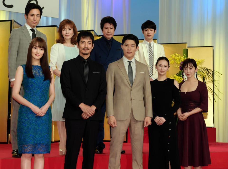 「西郷どん」の出演者発表で笑顔の（前列左から）高梨臨、沢村一樹、鈴木亮平、北川景子、斉藤由貴（後列左から）高橋光臣、小柳ルミ子、鹿賀丈史、堀井新太＝東京・ＮＨＫ（撮影・金田祐二）