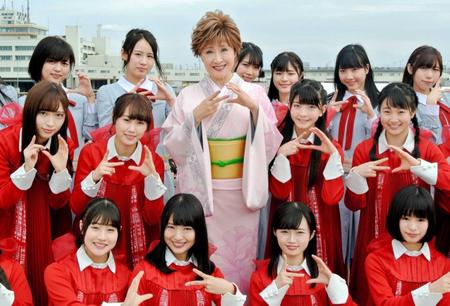 　ＮＧＴ４８のＣＤデビューのお祝いに駆けつけた小林幸子＝新潟・みなとぴあ