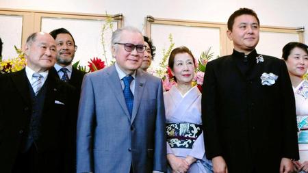 　「文学座創立８０周年記念祝賀会」に出席した（前列左から）角野卓造、江守徹、渡辺徹＝都内