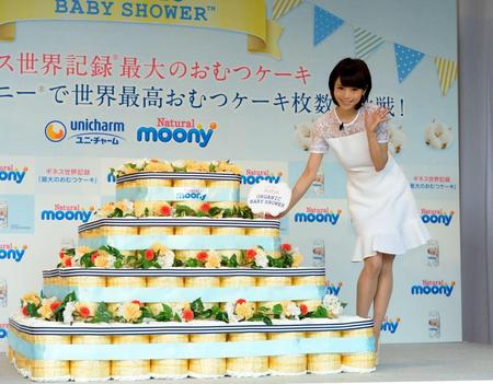 巨大おむつケーキに装飾を施し手を振る釈由美子＝東京・二子玉川ライズ（撮影・開出牧）