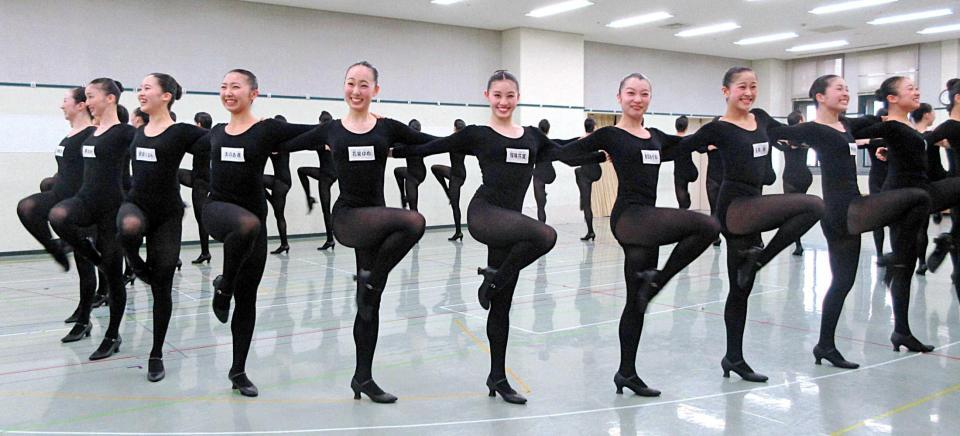 宝塚歌劇団 １０３期生ラインダンス公開 花束ゆめ 絆 をラインダンスで表したい 芸能 デイリースポーツ Online
