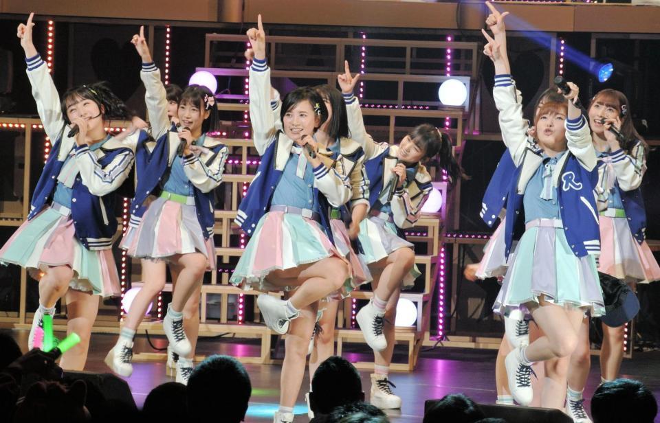 復帰ステージで指原莉乃（右）らと躍動する兒玉遥（中央）＝東京・ＮＨＫホール