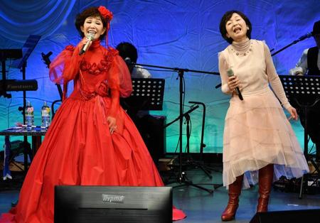 　コンサートではゲストの太田裕美（右）と歌も披露した