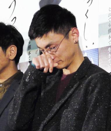 涙をぬぐう高良健吾＝東京・六本木