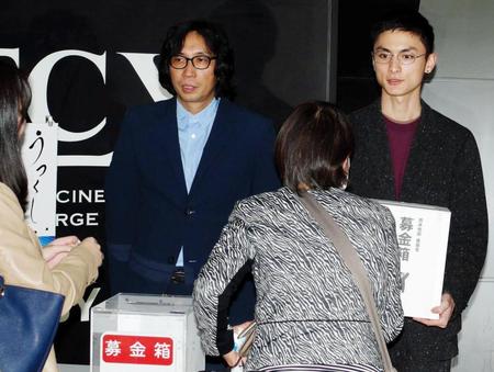 募金のお願いをする行定勲監督（左）と高良健吾＝東京・六本木