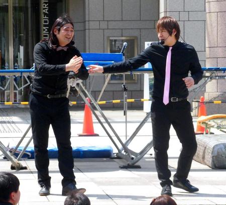 大道芸人として本格デビューしたハイキングウォーキングの（左から）鈴木Ｑ太郎、松田洋昌＝横浜市内