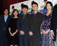 舞台あいさつした（左から）行定勲監督、石橋静河、米村亮太朗、高良健吾、中別府葵＝東京・六本木