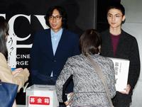 募金のお願いをする行定勲監督（左）と高良健吾＝東京・六本木