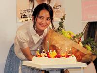 17歳の誕生日を祝福された岡田結実＝東京・渋谷ＨＭＶ＆ＢＯＯＫＳ　ＴＯＫＹＯ