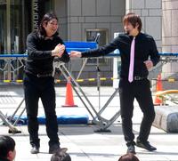 大道芸人として本格デビューしたハイキングウォーキングの（左から）鈴木Ｑ太郎、松田洋昌＝横浜市内