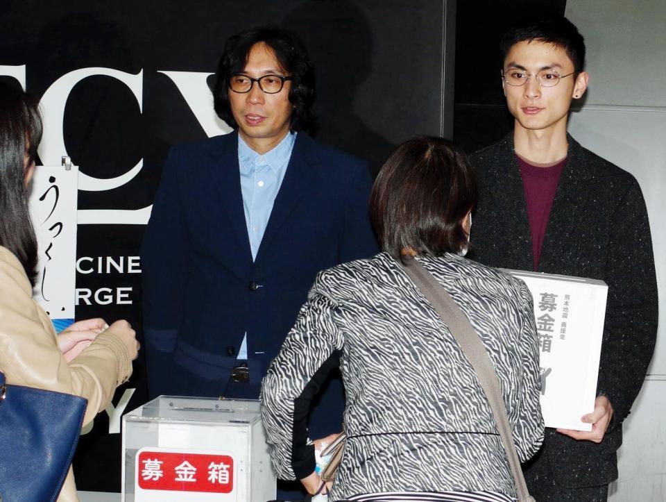 募金のお願いをする行定勲監督（左）と高良健吾＝東京・六本木