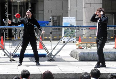 　大道芸人として本格デビューしたハイキングウォーキングの（左から）鈴木Ｑ太郎、松田洋昌＝横浜市内