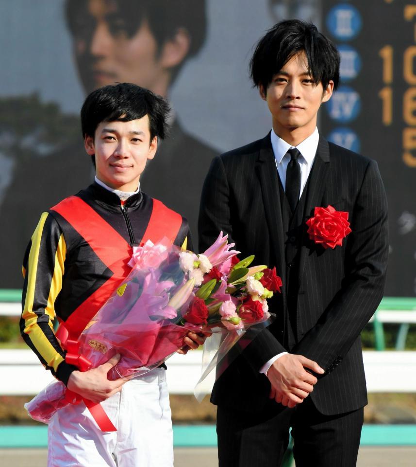 皐月賞を制した松山弘平騎手とプレゼンターの松坂桃李（右）＝中山競馬場