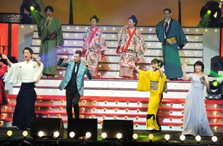 　「カチャーシー」を踊る（前列左から）氷川きよし、山川豊、田川寿美、水森かおり