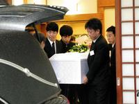 親族、関係者らにより運ばれる二葉由紀子さんの棺＝兵庫県内