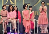 ４・２１スタートの金曜ナイトドラマ「女囚セブン」制作発表会見であいさつする安達祐実（右）＝テレビ朝日