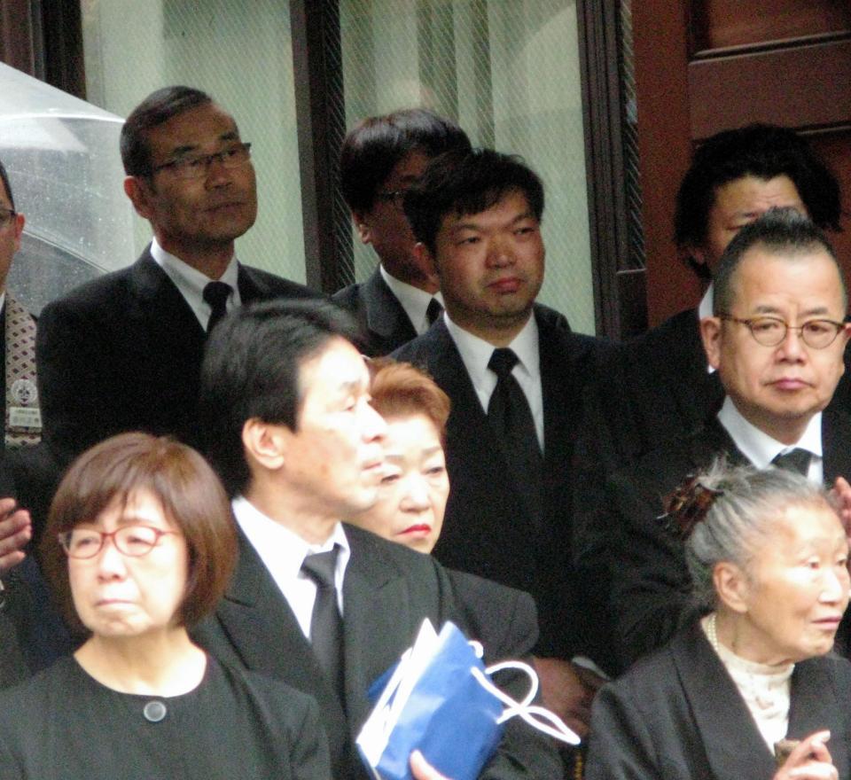 二葉由紀子さんの告別式で出棺を見送る桂文珍（中列右端）、オール巨人（後列左端）ら＝兵庫県内