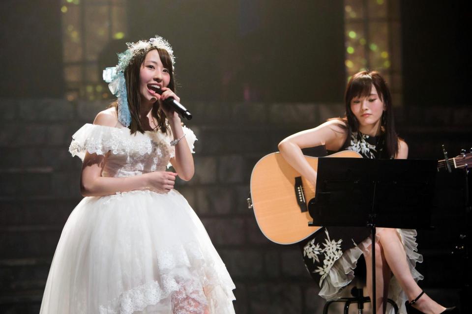 ＮＭＢ４８の卒業コンサートで、山本彩（右）のギター伴奏で熱唱する藤江れいな＝大阪市内（Ｃ）ＮＭＢ４８