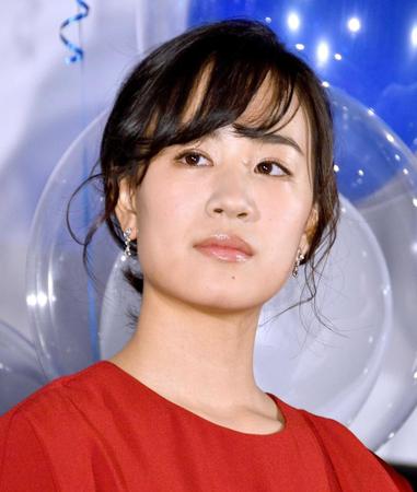 　初主演の映画「夜空はいつでも最高密度の青色だ」の完成披露舞台あいさつを行った石橋静河＝新宿ピカデリー