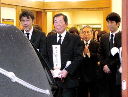 　喪主を務めた、二葉由紀子さんの夫で相方の羽田たか志（前列中央）＝兵庫県内