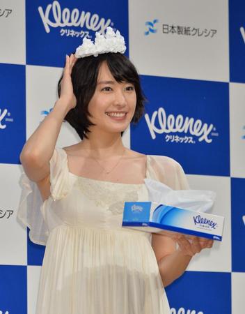 ティシューで出来たティアラに笑顔の新垣結衣＝ベルサール神田