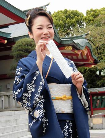 ３０周年記念曲のヒット祈願を行った香西かおり＝東京・赤坂の日枝神社