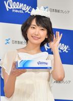 ティシューで出来たティアラに笑顔の新垣結衣＝ベルサール神田