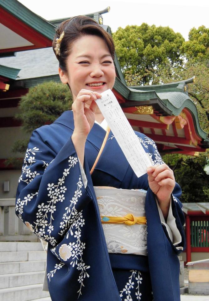 　３０周年記念曲のヒット祈願を行った香西かおり＝東京・赤坂の日枝神社