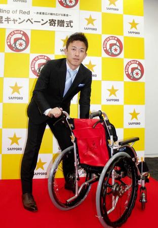 　現役時代から１４年、車椅子の寄贈活動を継続する赤星憲広氏＝大阪市内
