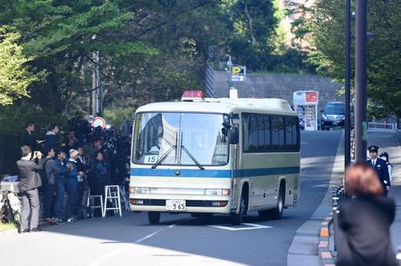 送検される坂口杏里容疑者が乗っていると思われる警察車両＝東京・原宿署（撮影・開出牧）