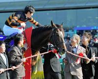 馬上の武豊と握手を交わす北島三郎オーナー（右から２人目）＝阪神競馬場（撮影・石湯恒介）