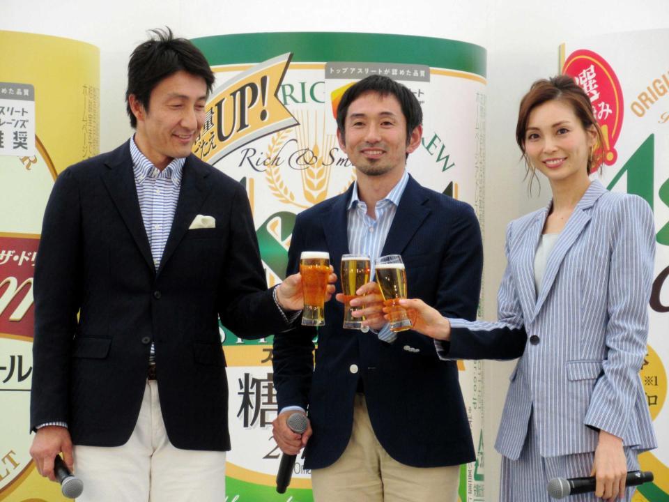 　乾杯する（左から）朝原宣治、為末大、押切もえ＝都内