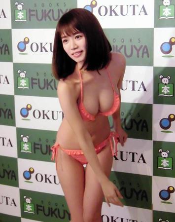 ＤＶＤ付き写真集の発売記念イベントで、ピッチングフォームを披露した菜乃花＝都内