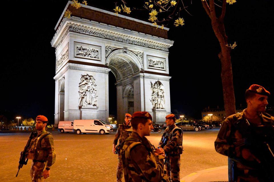 　２０日夜、パリの警官襲撃テロ後、凱旋門周辺を警備するフランス軍兵士（ゲッティ＝共同）