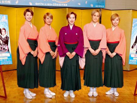 会見を開いた（左から）悠浦あやと、楊琳、高世麻央、桐生麻耶、真麻里都＝大阪市内